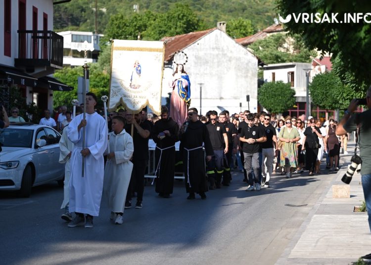 Mnoštvo hodočasnika na tradicionalnoj procesiji uoči Velike Gospe u Širokom Brijegu