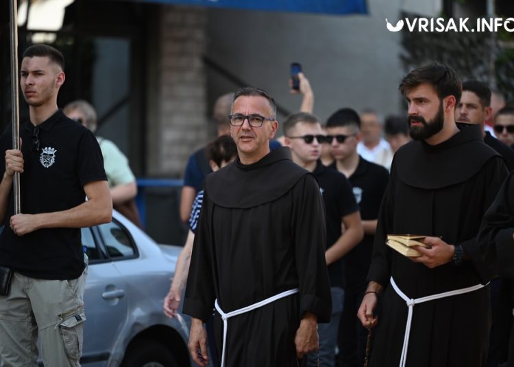 Mnoštvo hodočasnika na tradicionalnoj procesiji uoči Velike Gospe u Širokom Brijegu