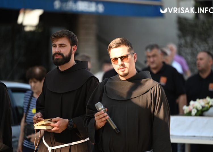 Mnoštvo hodočasnika na tradicionalnoj procesiji uoči Velike Gospe u Širokom Brijegu