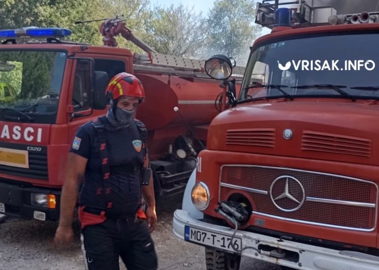 Veliki požar u Grudama: Vatra zahvatila skladište, vatrogasci na terenu