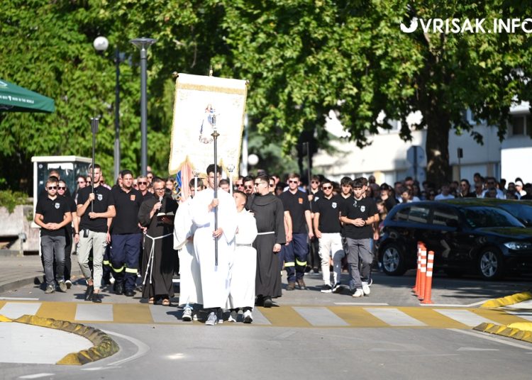 Mnoštvo hodočasnika na tradicionalnoj procesiji uoči Velike Gospe u Širokom Brijegu