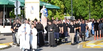 Mnoštvo hodočasnika na tradicionalnoj procesiji uoči Velike Gospe u Širokom Brijegu
