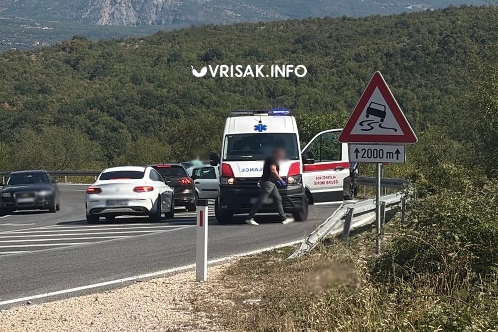 Teža prometna nezgoda u Privalju kod Širokog Brijega, na terenu policija i hitna pomoć Teža prometna nezgoda u Privalju kod Širokog Brijega, na terenu policija i hitna pomoć