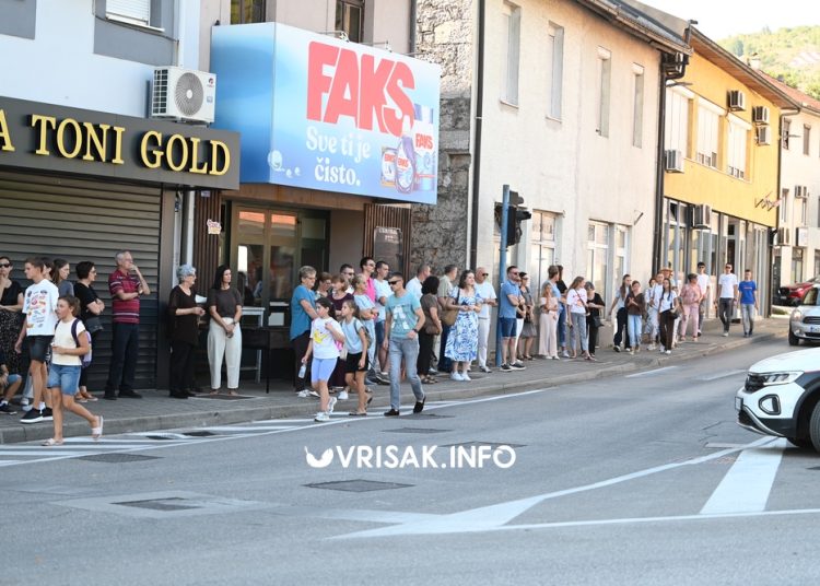 Mnoštvo hodočasnika na tradicionalnoj procesiji uoči Velike Gospe u Širokom Brijegu