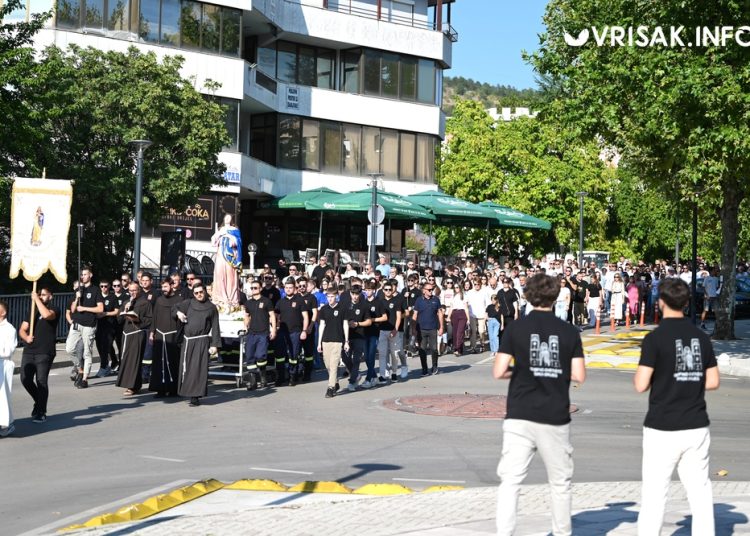 Mnoštvo hodočasnika na tradicionalnoj procesiji uoči Velike Gospe u Širokom Brijegu