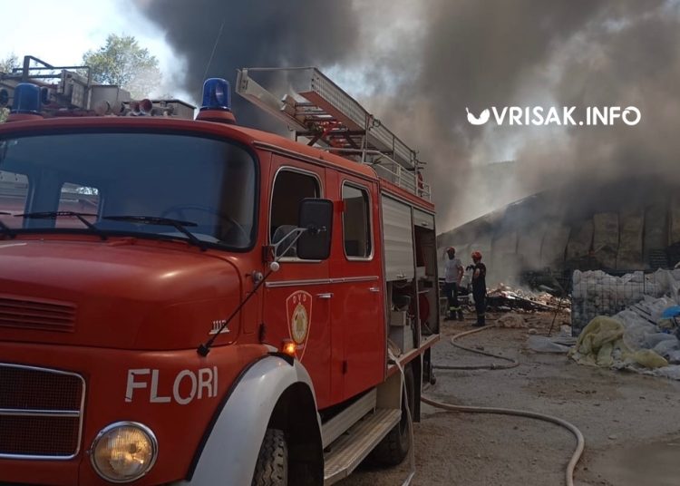 Veliki požar u Grudama: Vatra zahvatila skladište, vatrogasci na terenu