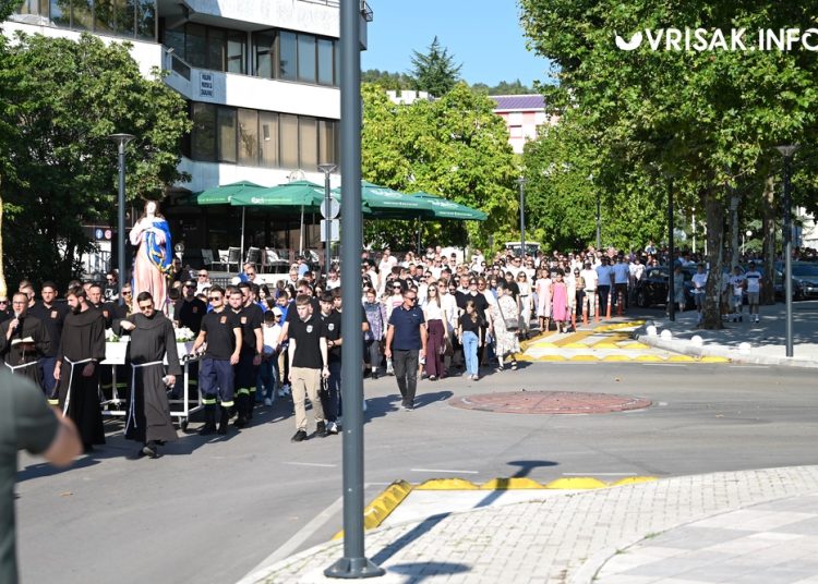 Mnoštvo hodočasnika na tradicionalnoj procesiji uoči Velike Gospe u Širokom Brijegu