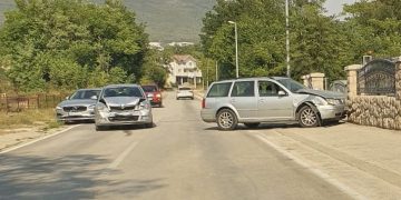 Prometna nesreća u Posušju: Vozilo završilo u zidu dvorišta