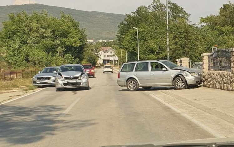 Prometna nesreća u Posušju: Vozilo završilo u zidu dvorišta