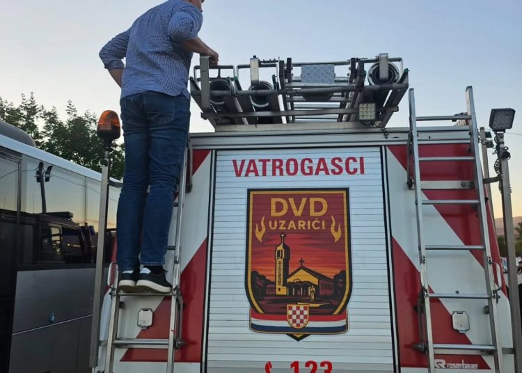 Gotovo 300 ljudi dočekalo novo vozilo DVD-a Uzarići: „Najveće bogatstvo je zajedništvo“