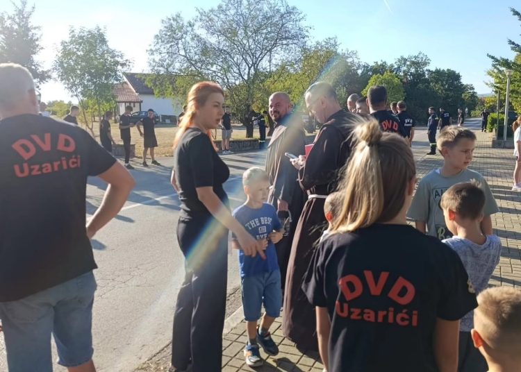 Gotovo 300 ljudi dočekalo novo vozilo DVD-a Uzarići: „Najveće bogatstvo je zajedništvo“