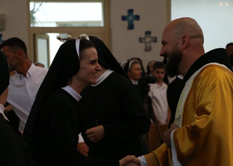 Poseban trenutak: Antonela Karačić iz Širokog Brijega položila prve zavjete, stric fra Marin predslavio misu