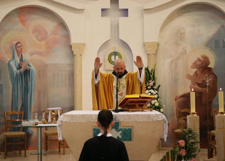 Poseban trenutak: Antonela Karačić iz Širokog Brijega položila prve zavjete, stric fra Marin predslavio misu