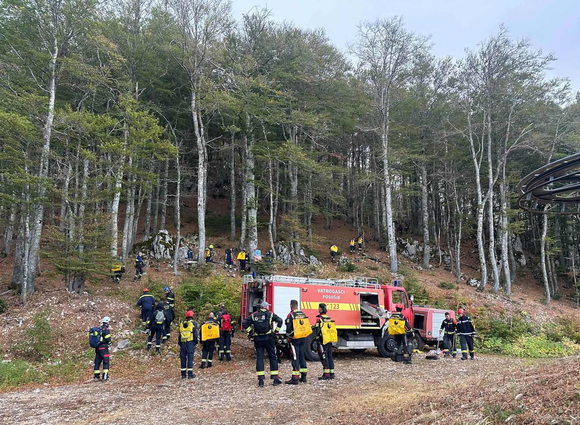 Vatrogasci iz ŽZH stigli na Čvrsnicu: 42 pripadnika pomažu u gašenju požara Vatrogasci iz ŽZH stigli na Čvrsnicu: 42 pripadnika pomažu u gašenju požara