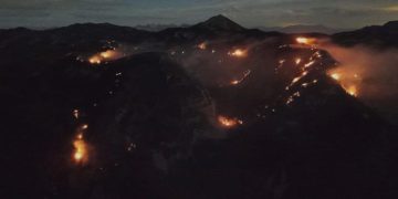 (VIDEO) Požar na Čvrsnici izvan kontrole: Jak vjetar otežava gašenje, vatra se stalno širi