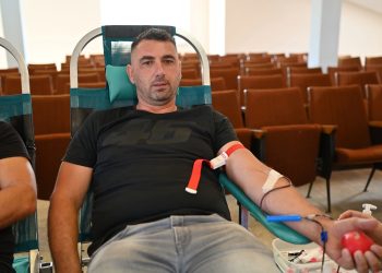 Rekordna akcija u Uzarićima: Prikupljeno 49 doza krvi, Tomislav Nakić krv darovao 70. put