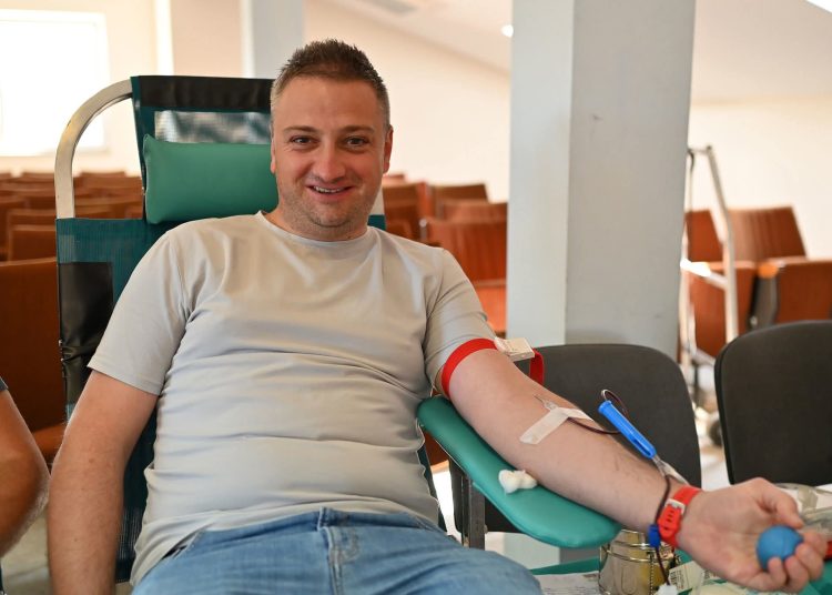 Rekordna akcija u Uzarićima: Prikupljeno 49 doza krvi, Tomislav Nakić krv darovao 70. put