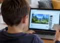Dječak na YouTubeu peglao očevu poslovnu karticu: “Starog” skoro šlagiralo kada je vidio iznos