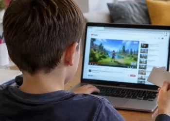 Dječak na YouTubeu peglao očevu poslovnu karticu: “Starog” skoro šlagiralo kada je vidio iznos