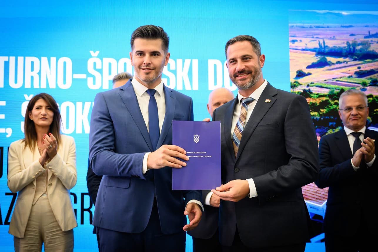 Gradonačelnik Širokog Brijega potpisao pet ugovora vrijednih 925.000 eura: Evo za što ide novac Gradonačelnik Širokog Brijega potpisao pet ugovora vrijednih 925.000 eura: Evo za što ide novac