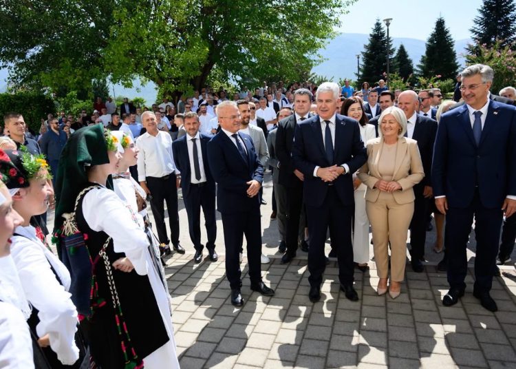 Gradonačelnik Širokog Brijega potpisao pet ugovora vrijednih 925.000 eura: Evo za što ide novac