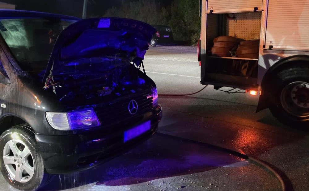 Široki Brijeg: Na Dužicama izgorio automobil, intervenirali pripadnici DVD Kočerin Široki Brijeg: Na Dužicama izgorio automobil, intervenirali pripadnici DVD Kočerin