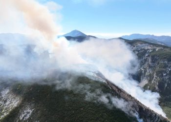 Požar na Čvrsnici i dalje aktivan, zatražena pomoć Hrvatske