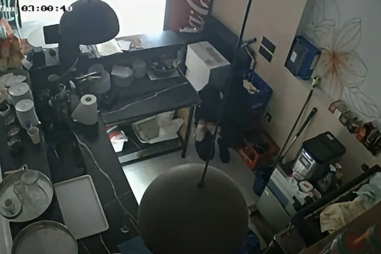 (VIDEO) Snimile ih kamere: Serija pljački uznemirila Mostar