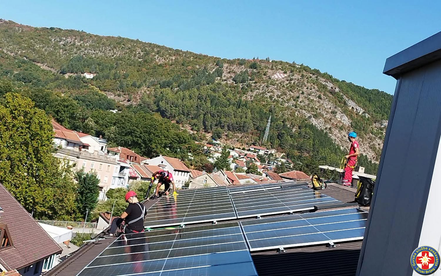 GSS čistio krov Doma zdravlja Široki Brijeg: Postavljeni solarni paneli vrijedni 45.000 KM GSS čistio krov Doma zdravlja Široki Brijeg: Postavljeni solarni paneli vrijedni 45.000 KM