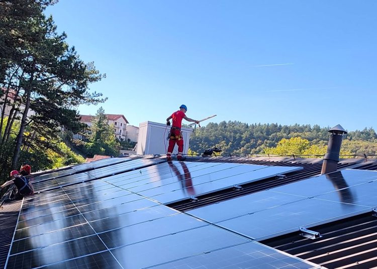 GSS čistio krov Doma zdravlja Široki Brijeg: Postavljeni solarni paneli vrijedni 45.000 KM