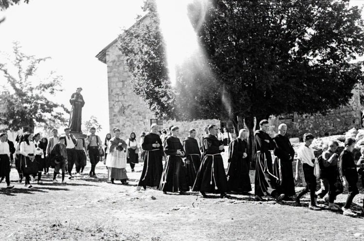 Iz prošlosti Širokog Brijega: Procesija u selu Rasno s kipom sv. Franje