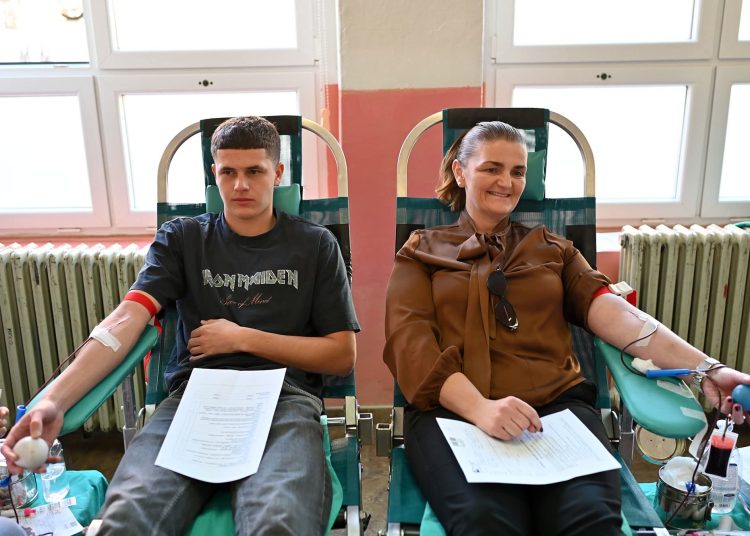 Učenici i djelatnici srednjih škola u Posušju darovali 51 dozu krvi