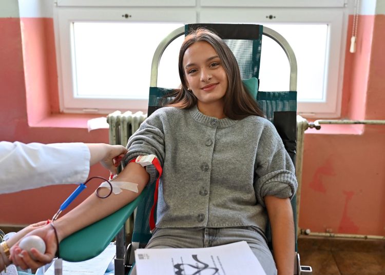 Učenici i djelatnici srednjih škola u Posušju darovali 51 dozu krvi