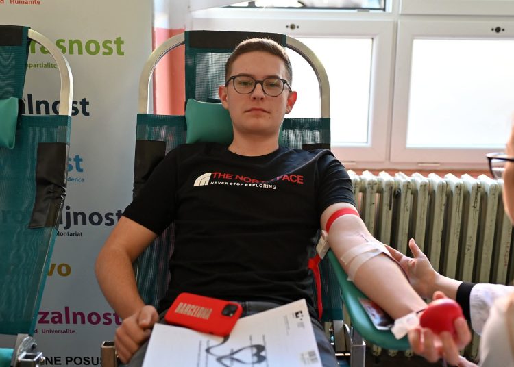Učenici i djelatnici srednjih škola u Posušju darovali 51 dozu krvi