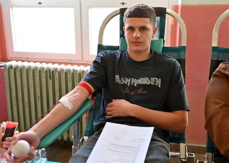 Učenici i djelatnici srednjih škola u Posušju darovali 51 dozu krvi