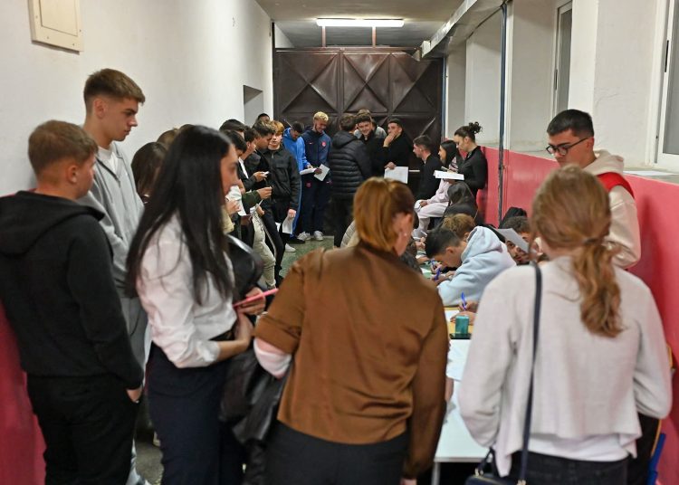 Učenici i djelatnici srednjih škola u Posušju darovali 51 dozu krvi