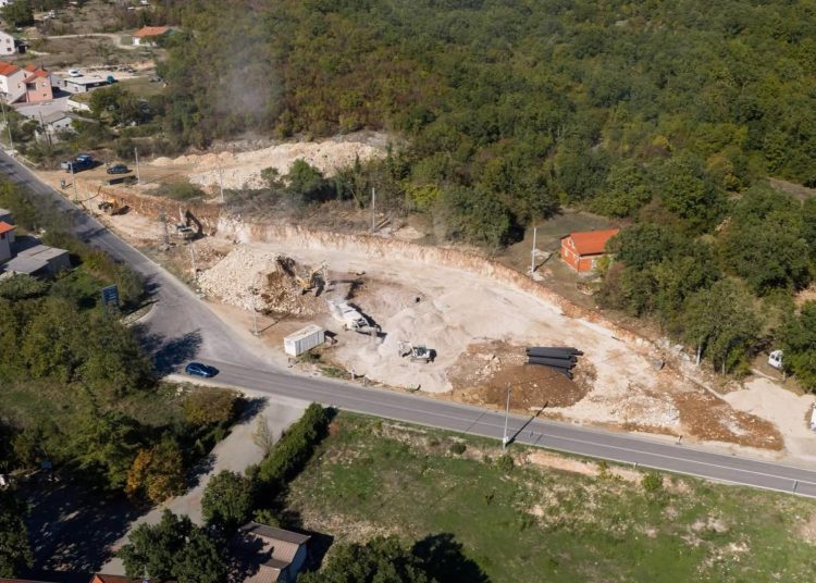 Radovi na izgradnji nogostupa u Širokom Brijegu, gradi se i rotor u Knešpolju