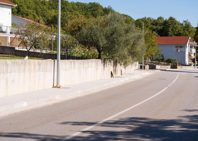 Radovi na izgradnji nogostupa u Širokom Brijegu, gradi se i rotor u Knešpolju