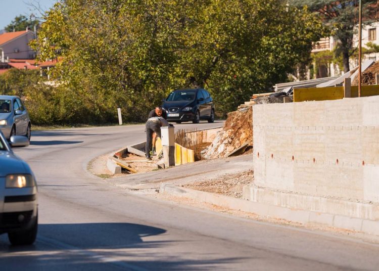 Radovi na izgradnji nogostupa u Širokom Brijegu, gradi se i rotor u Knešpolju