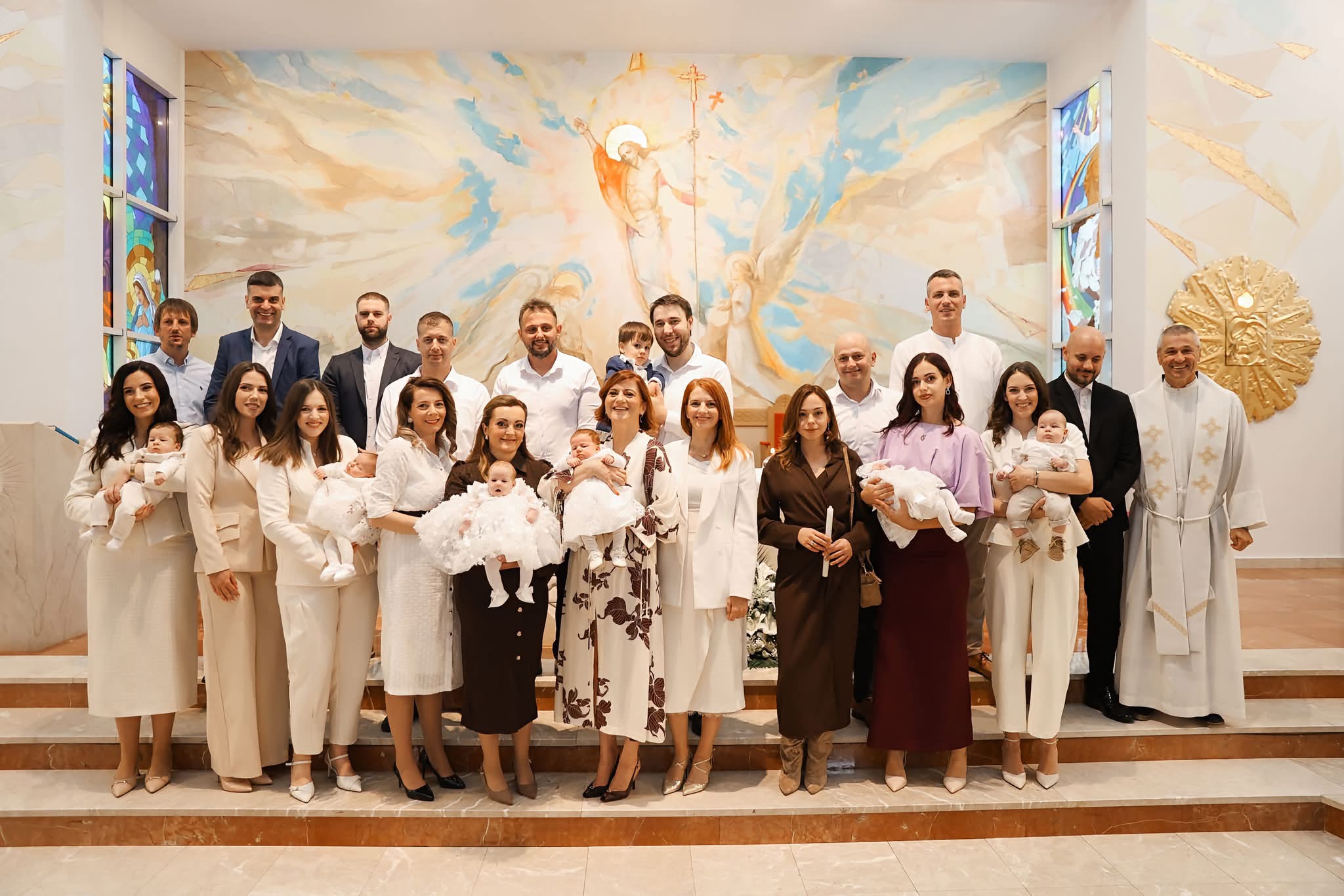 Sedam krštenja u Župi sv. Mateja u Mostaru u jednom danu Sedam krštenja u Župi sv. Mateja u Mostaru u jednom danu