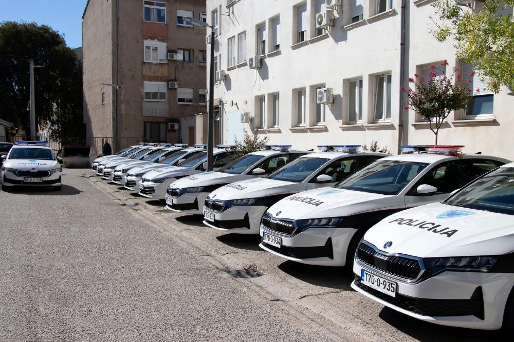 Obnovljen vozni park MUP-a HNŽ-a: Policiji predana nova službena vozila Obnovljen vozni park MUP-a HNŽ-a: Policiji predana nova službena vozila