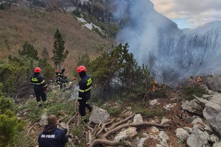 Požar na Čvrsnici i dalje aktivan: Vatra se širi, vatrogasci na terenu