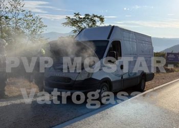 Požar na kombiju na Žovnici, intervenirali mostarski vatrogasci