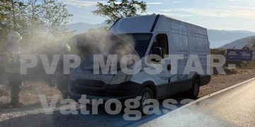 Požar na kombiju na Žovnici, intervenirali mostarski vatrogasci