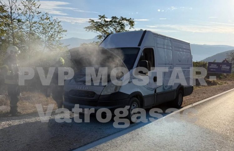 Požar na kombiju na Žovnici, intervenirali mostarski vatrogasci