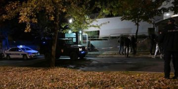 Viknuo „Allahu akbar” i s dva noža napao policajca u Beogradu