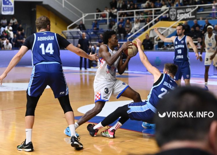 Slovan iz Bratislave slavio na Pecari rezultatom 91:98