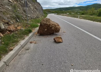 Kamen pao na cestu i teško oštetio automobil: Vozačica iz Posušja ostala bez odštete