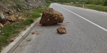 Kamen pao na cestu i teško oštetio automobil: Vozačica iz Posušja ostala bez odštete