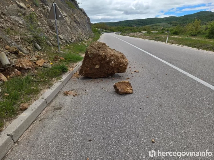 Kamen pao na cestu i teško oštetio automobil: Vozačica iz Posušja ostala bez odštete